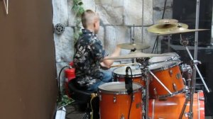 Пацан нереально крут на барабанах!!!