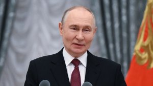 Путин поздравил россиян с Днем защитника Отечества