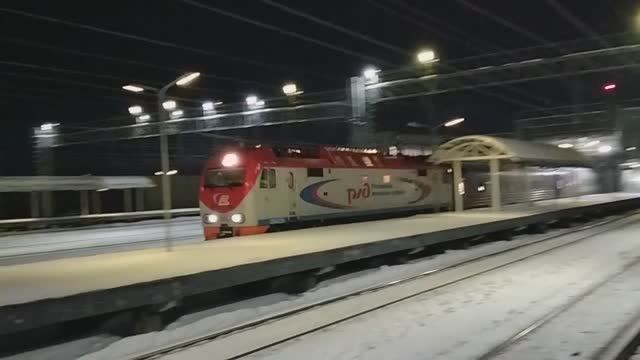 Пассажирский поезд с электровозом ЭП2К-030 на станции Мга смотреть онлайн