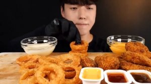 Мукбанг луковые кольца и курица Еда на камеру