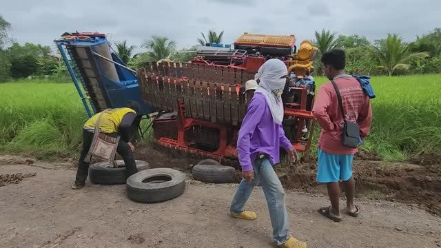 Комбайн завалился набок, тайцы расстраиваются, лопочут и поднимают смотреть онлайн
