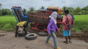 Комбайн завалился набок, тайцы расстраиваются, лопочут и поднимают