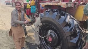 Хана колесу трактора, но пакистанские механики смогли