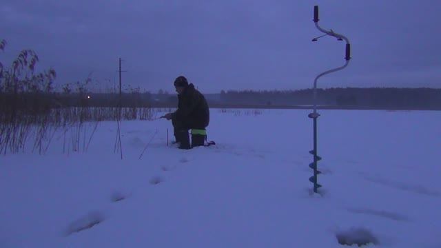Рано утром ещё по темну забрасываю мормышку под тростник...Рыбалка по совету.(2022г) смотреть онлайн