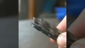 Мы затачиваем сверла вот так.