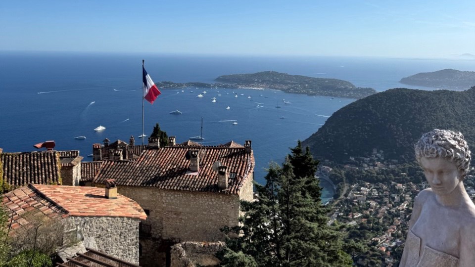 1 день Эз: прогулка по городу смотреть онлайн