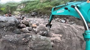 Строительство, экскаватор копает песок