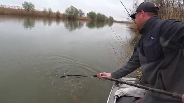 БЕШЕНЫЙ КЛЁВ САЗАНА! ПОЛНАЯ ЛОДКА РЫБЫ. ПЕРВЫЙ РАЗ ЛОВИМ ВТРОЁМ. РЫБАЛКА НА САЗАНА. смотреть онлайн