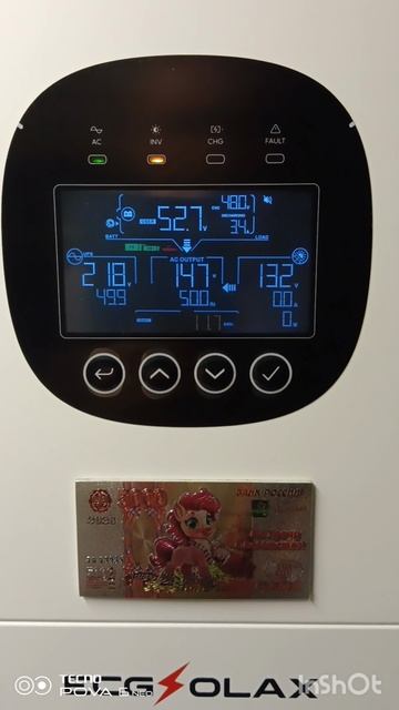 Солнечные панели вырабатывают энергию от уличного фонаря.