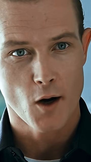 Т-1000 вообще почти не моргает.