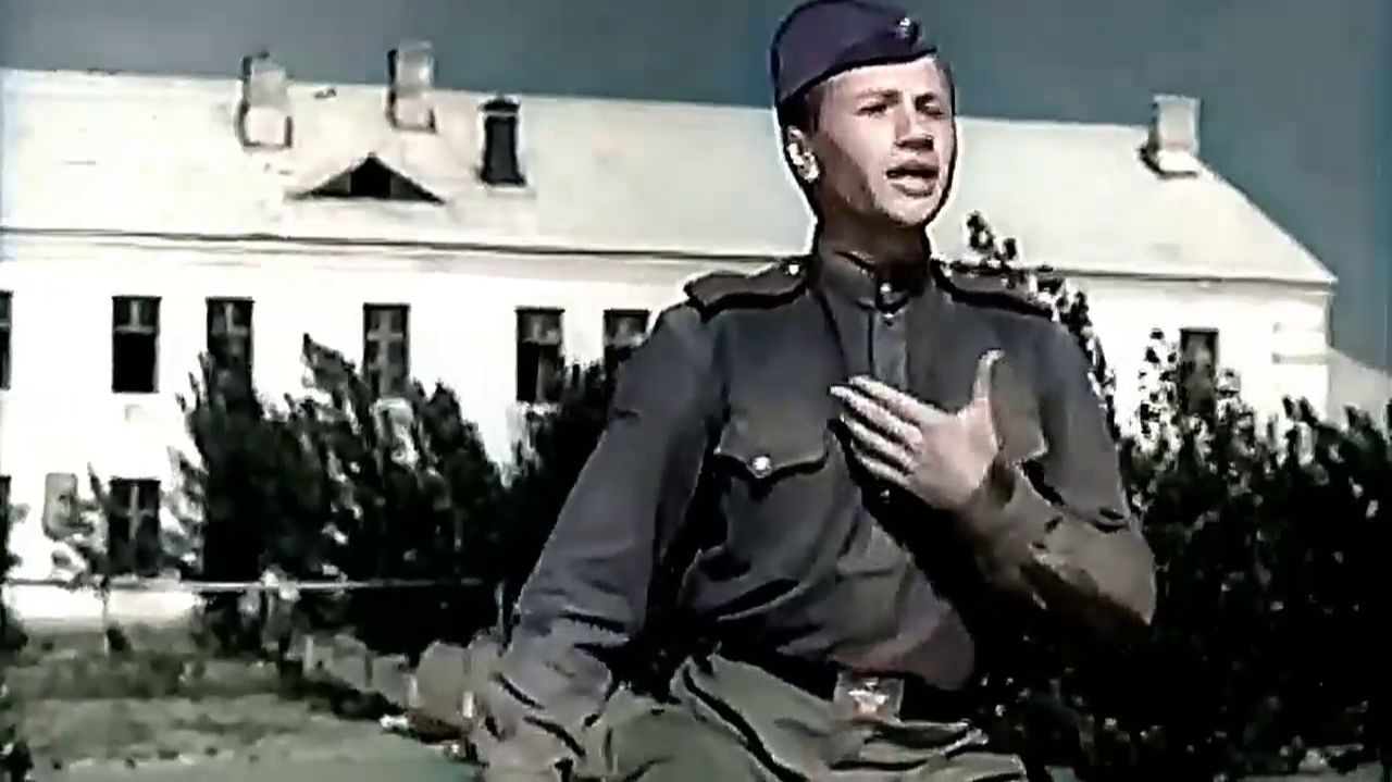 ИДЁТ СОЛДАТ ПО ГОРОДУ (1) смотреть онлайн