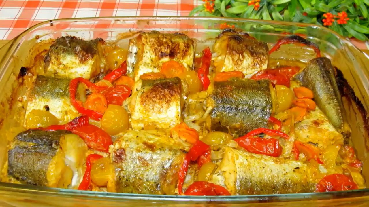 Нет рыбы вкуснее этой. Как только не готовила, эта номер один. С овощами в духовке, сочная. Ужин! смотреть онлайн