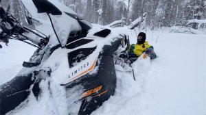 Поездка в глубоком снегу на снегоходах в поселок Центральный, Кемеровской области
