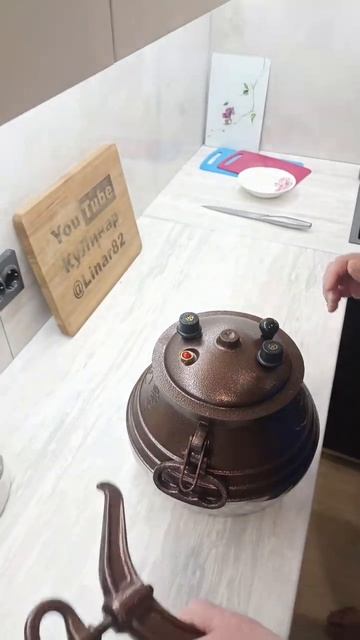 Целая курица в афганском казане.