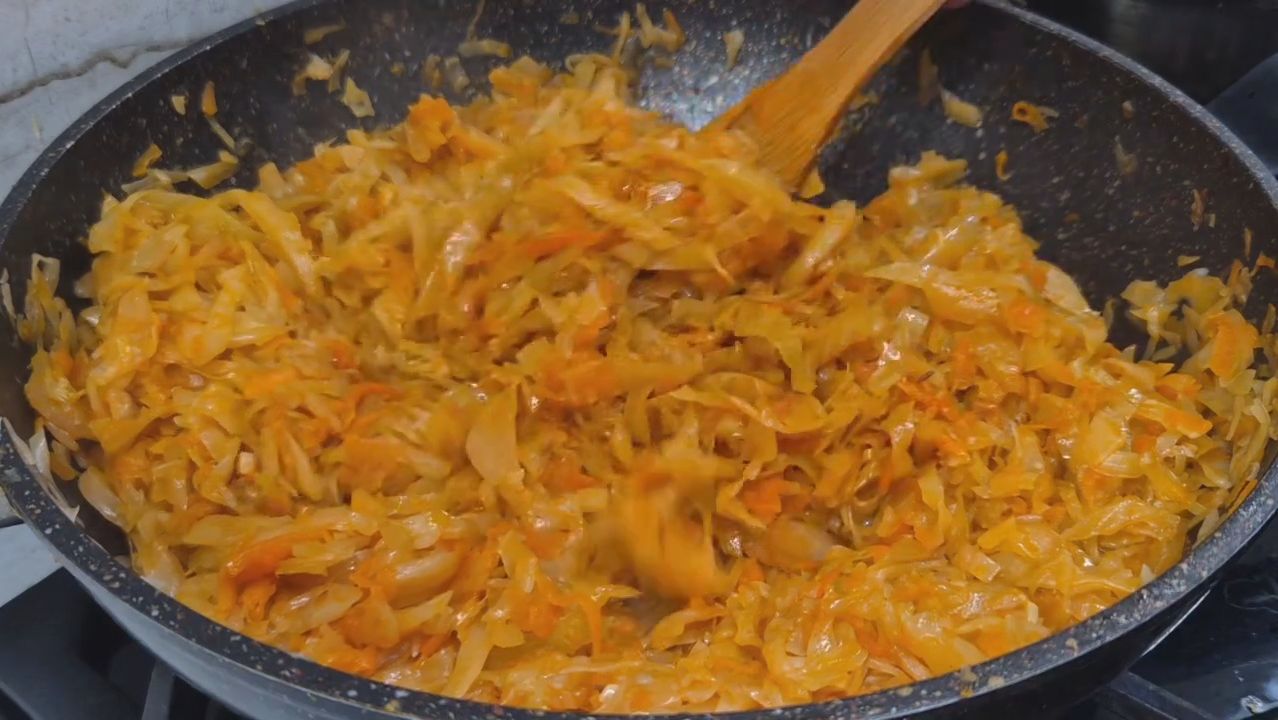 Вкусная Тушеная капуста на сковороде. Рецепты из капусты на ужин. Тушеная капуста на каждый день! смотреть онлайн