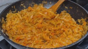 Вкусная Тушеная капуста на сковороде. Рецепты из капусты на ужин. Тушеная капуста на каждый день!