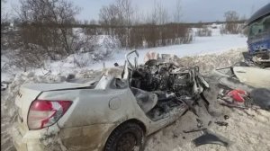 Женщина и двое ее детей погибли в лобовом столкновении с фурой в Ярославской области.