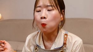 Китайцы и корейцы едят на камеру