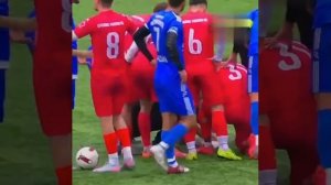 20260223     В Турции футболист спас чайку после удара мячом.