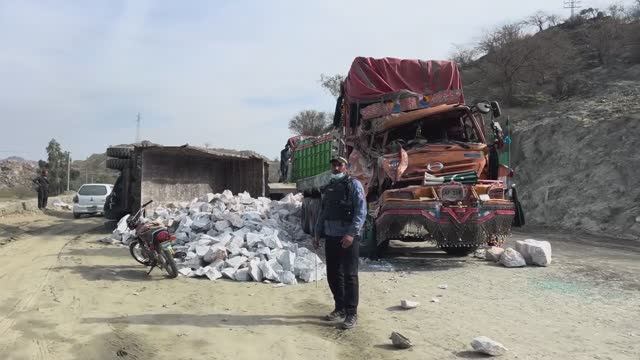До чего доводит перегруз грузовика. Пакистан. смотреть онлайн