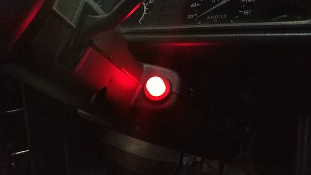 Светодиодная лампа в выключателе аварийной сигнализации