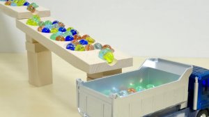 Видео для детей. Шарики разноцветные скатываем в детские маленькие автомобили.#дети #видеодлядетей