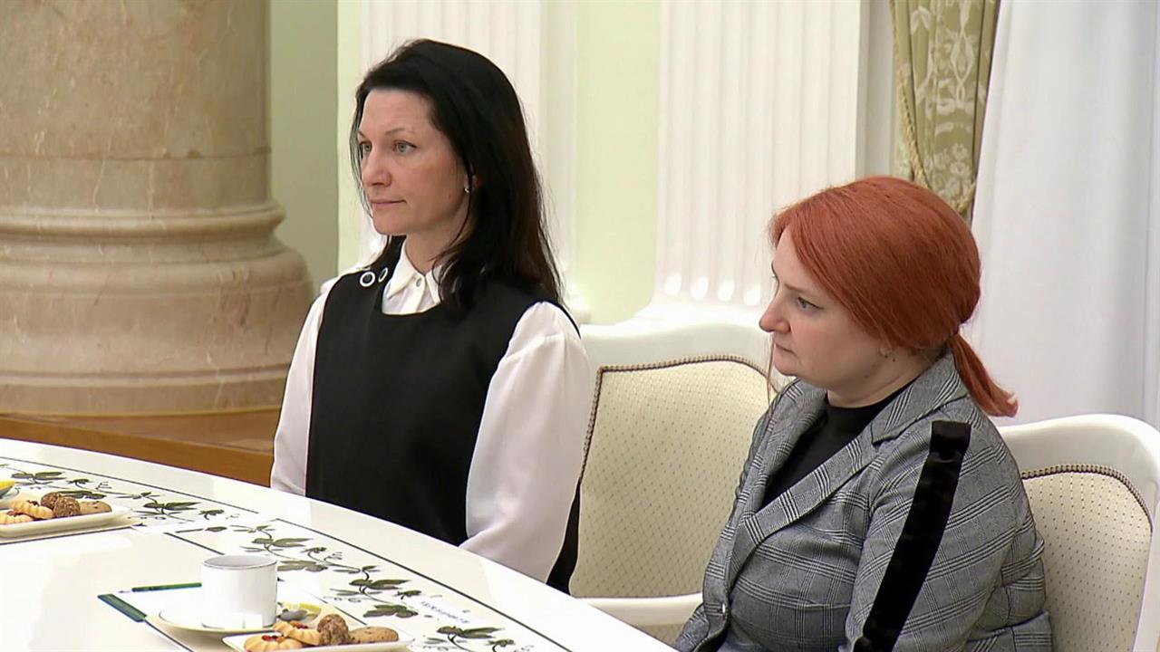 Владимир Путин принял вдов героически погибших военнослужащих Сил специальных операций. смотреть онлайн