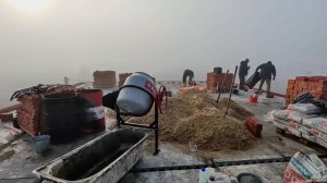 Коробка дома готова. Перекрытие этажа в условиях осеннего бездорожья.