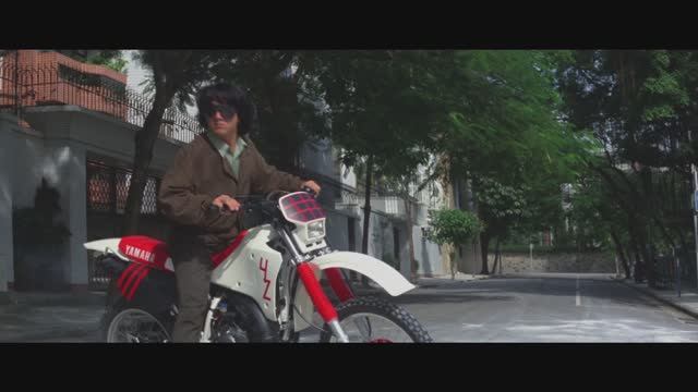 Доспехи Бога 2: "Операция Кондор": Джеки на мотоцикле удирает от бандитов