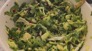 Постный салат из авокадо, щавеля и зелени