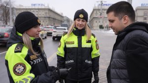 Сотрудницы Госавтоинспекции поздравили водителей с Днем защитников Отечества в Минске