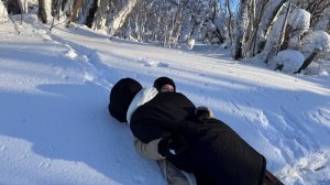 Внучки в сугробе. Москва. ТЦ "Небо".