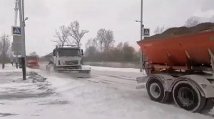 Появились кадры последствий парализовавшего Дальний Восток снежного циклона.