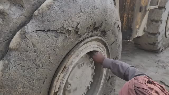 Лопнуло колесо погрузчика. Пакистанский пит-стоп. Очень быстро