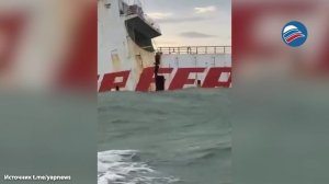 Старый паром не выдержал волн и развалился пополам у берегов Индонезии