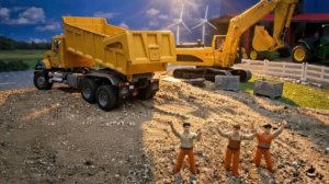 Фанаты радиоуправляемых моделей, держитесь! Эпичная стройка Bruder JCB + самосвал + бульдозер 🔥