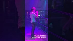 Невероятный голос как у Юры Шатунова такой же взгляд как и у Юры доброта в глазах его