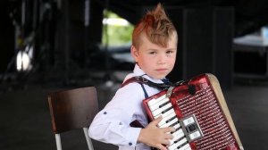 Мальчик круто исполнил Белла-чао на акордеоне (8 лет)