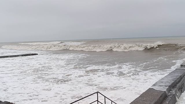 Шторм на море. Новый Афон. 19.02.26. Зарисовка