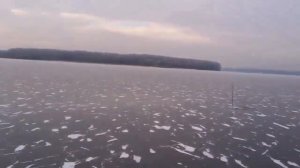 На коньках по льду озера у Москвы. гонка с велосипедистом. Skating on  the Lake in Moscow.