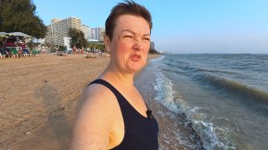 Чуть не УТОНУЛА, Вован СПАС меня, вытащил из моря в Паттайе ЗА ШКИРКУ! КУЧИ МУСОРА на пляже Таиланд