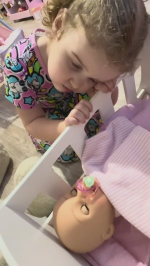 Укладываем куклу Аннабель спать