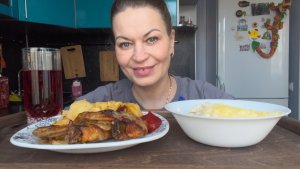 МУКБАНГ КРЫЛЫШКИ С КАРТОШКОЙ ЗАПЕЧЕННЫЕ ПОД СЫРОМ/САЛАТ С КУРИЦЕЙ И АНАНАСАМИ/MUKBANG ЕДА ОБЖОР