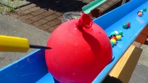 Воздушный шарик лопаем и оттуда кататься разные шарики в бассейн. Видеодлядетей.#дети #видеодлядетей