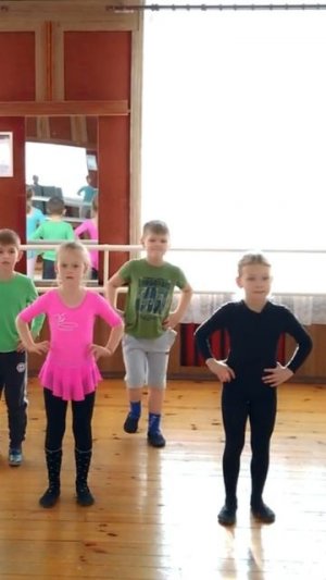 Тук тук тук туки- застучали две руки.