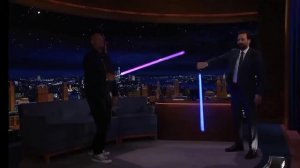 Сэмюэл Л. Джексон и Джимми Фейс в эпической дуэли на световых мечах | The Tonight Show