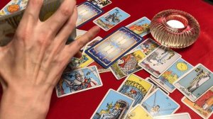 Вы молчите, что он думает, пока между вами тишина? Гадание Таро