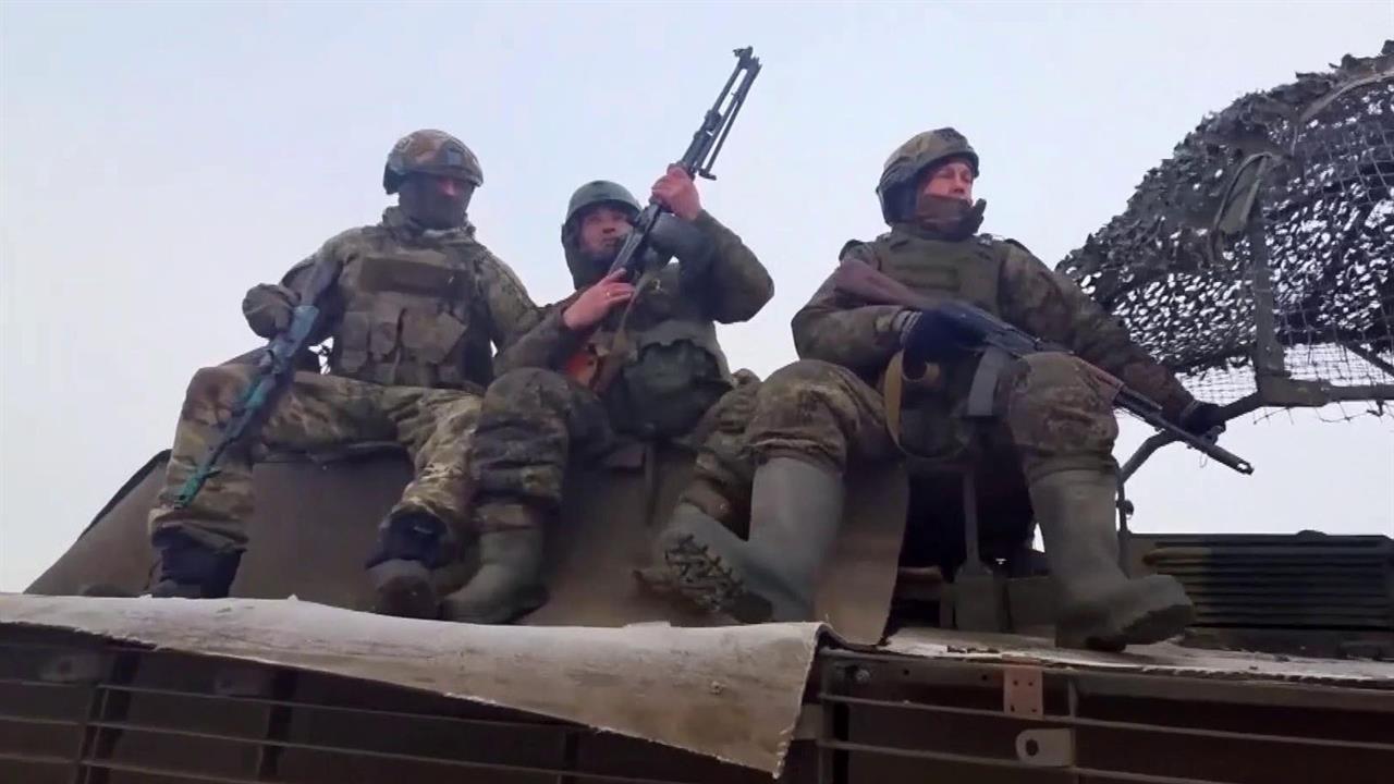 Российские военнослужащие встречают День защитника Отечества на передовой. смотреть онлайн