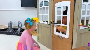 Настя и волшебный телефон - Настя и папа играют вместе -