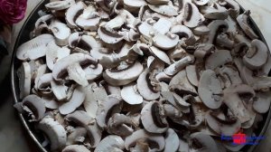 Картофель, запечённый с курицей и грибами в молочном соусе.